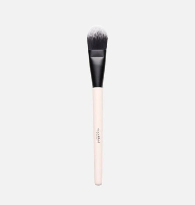 Foundation brush, synthetic bristle, wooden handle, vegan,