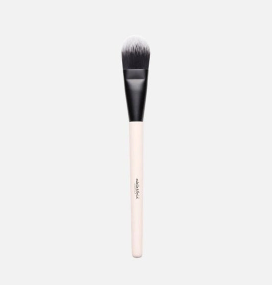Foundation brush, synthetic bristle, wooden handle, vegan,